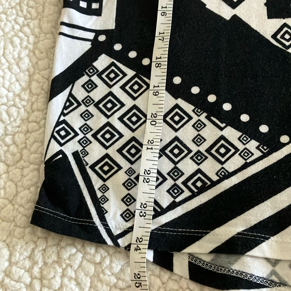 Onque Casuals Black and White Graphic Blouse - Picture 8 of 10